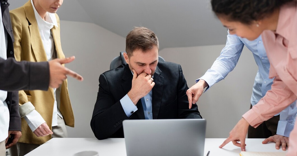 Đội ngũ trao đổi căng thẳng trong cuộc họp điều hành